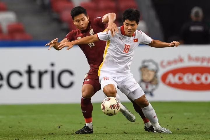 Đức Chinh chơi xông xáo.