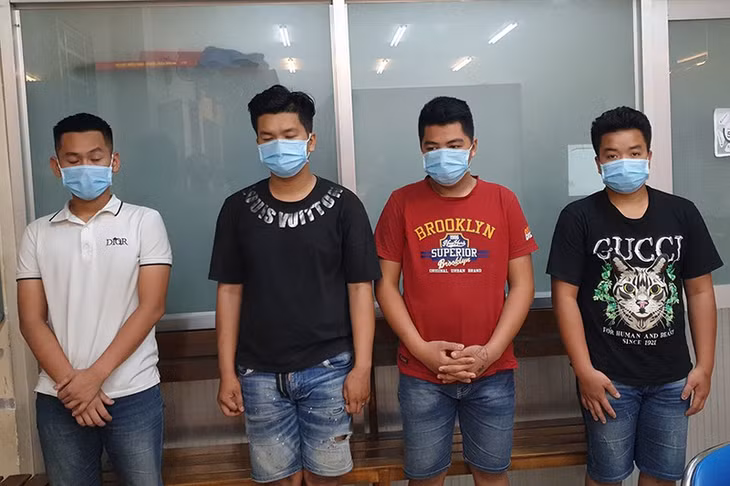 Bốn đối tượng trong băng trộm chó vừa bị bắt giữ.