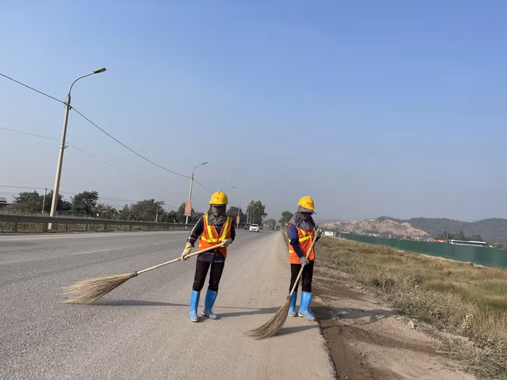 Để hạn chế bụi bẩn, đơn vị thi công thường xuyên bố trí đội dọn dẹp vệ sinh môi trường quanh tuyến đường vận chuyển đất đá vào KCN Sông Khoai.