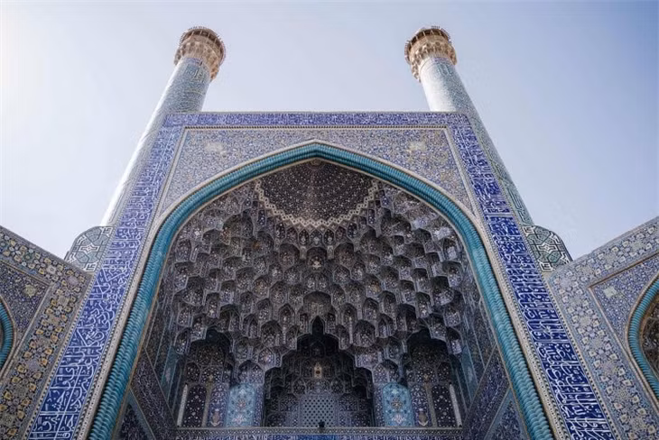 Nhà thờ Hồi giáo Shah (Hoàng gia), Isfahan. Năm 1587, Shah Abbas trở thành người cai trị đế chế Ba Tư vĩ đại thứ ba và biến Isfahan trở thành thủ đô của mình. Ở đây xây dựng rất nhiều cung điện, nhà thờ Hồi giáo, khu vườn và chợ.