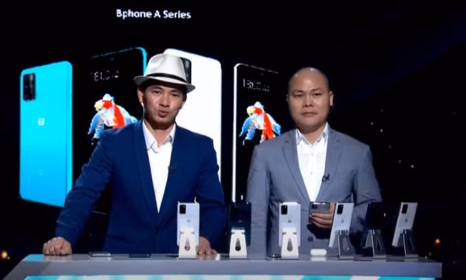 CEO Nguyễn Tử Quảng (phải) livestream giới thiệu Bphone.