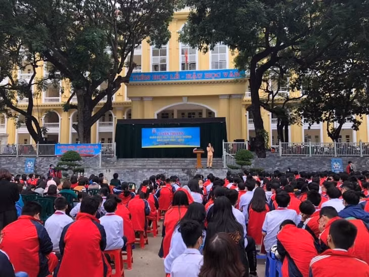 Một buổi tuyên truyền về ATGT tại Trường THPT Hòn Gai (TP Hạ Long).