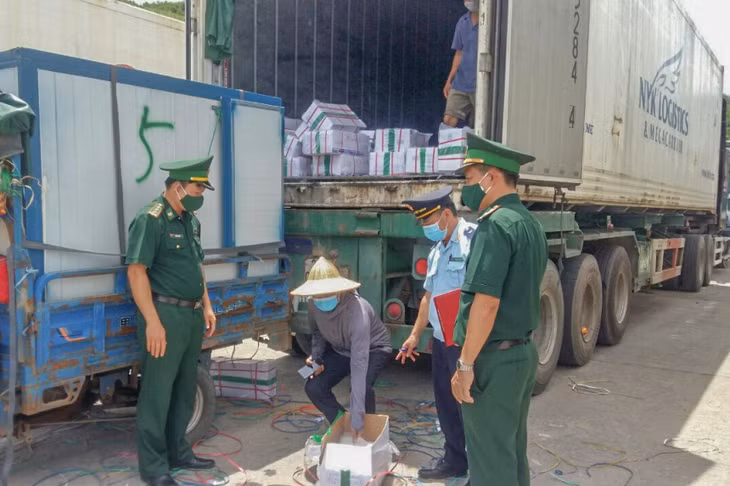 Hoạt động xuất nhập khẩu hàng hóa tại Cửa khẩu Bắc Phong Sinh, huyện Hải Hà.