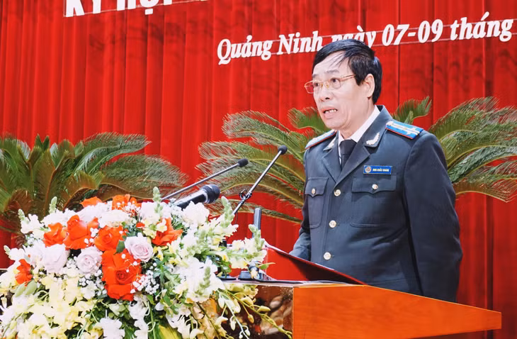 Đồng chí Đinh Khắc Khang, Cục trưởng Cục Thi hành án dân sự tỉnh trình bày báo cáo kết quả thực hiện nhiệm vụ công tác năm 2021 và phương hướng, nhiệm vụ năm 2022 của ngành thi hành án dân sự tỉnh.