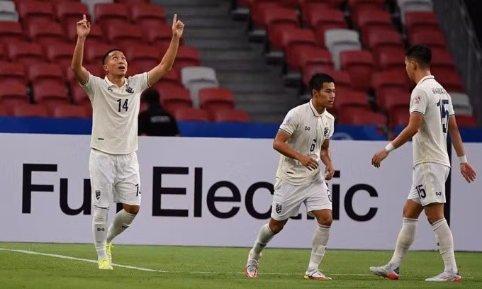 Pathompol (trái) mừng bản mở tỷ số vào lưới Timor Leste, ở trận khai mạc bảng A AFF Cup 2020, ngày 5/12/2021 trên sân Kallang, Singapore. Ảnh: Changsuek