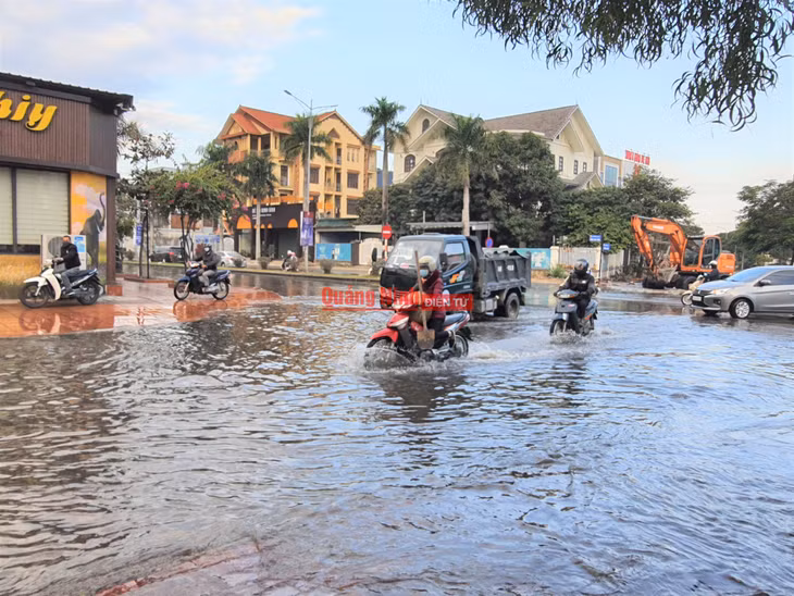 Nhiều phương tiện đã đi lên vỉa hè để tránh nước biển ảnh hưởng đến phương tiện