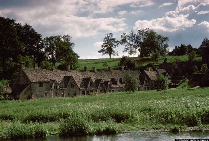 Thật khó để chọn một nơi đẹp hơn những nơi khác ở Bibury, và Arlington Row, một dãy nhà cổ kính có từ những năm 1300, là một địa điểm lý thú dành cho bạn. Với những mái nhà bằng đá phiến của Row và nét quyến rũ của thời kỳ cũ như những nơi trú ẩn nhỏ bé vậy.