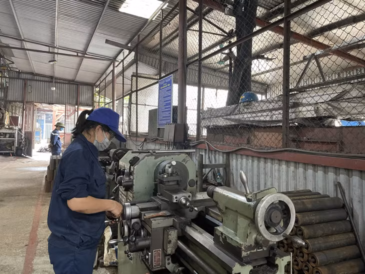 Sản xuất các sản phẩm cơ khí tại Phân xưởng Cơ khí (Công ty Than Hạ Long).
