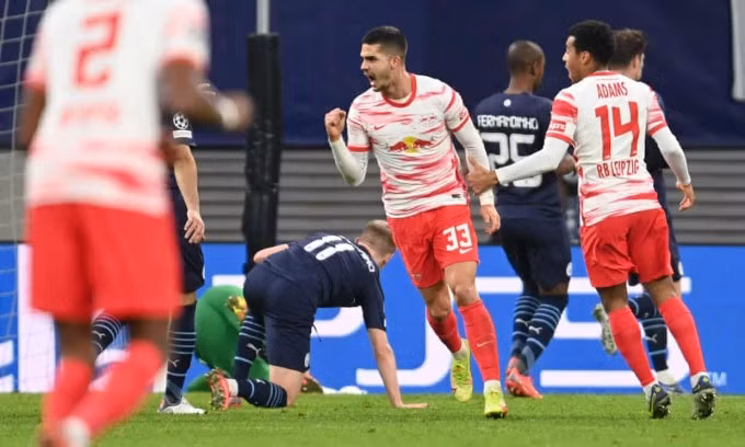 Andre Silva (số 33) mừng bàn nâng tỷ số lên 2-0 cho RB Leipzig trong trận thắng Man City 2-1 tại Champions League hôm 7/12. Ảnh: PA