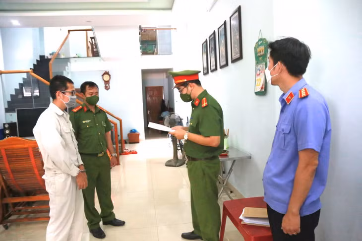 Cơ quan Công an đọc lệnh bắt tạm giam Lê Quốc Huy