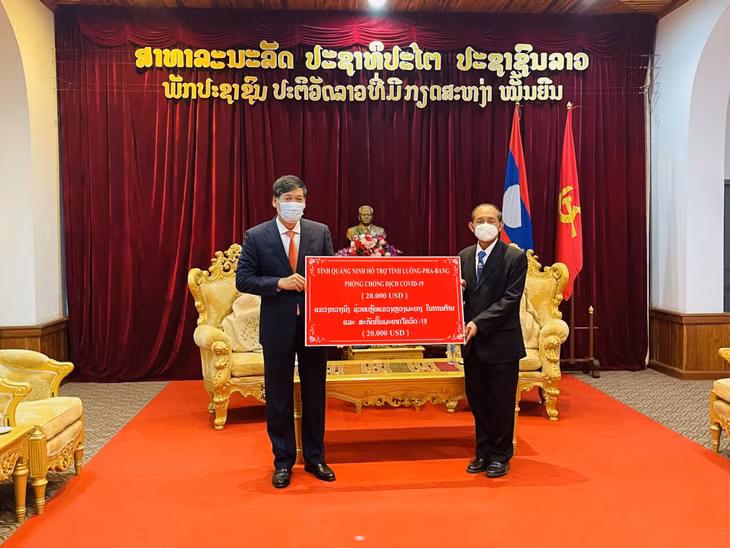 Đồng chí Nguyễn Đăng Mạnh thay mặt cho tỉnh Quảng Ninh trao tiền hỗ trợ cho tỉnh Luông Pha Băng