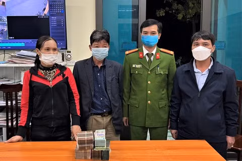 Ông Đức nhận lại tiền dưới sự chứng kiến của chính quyền địa phương. Ảnh: Công an Hà Nội.