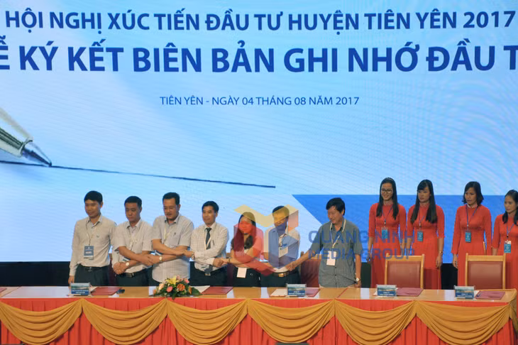 Các nhà đầu tư đan tay thể hiện quyết tâm trong việc đầu tư vào Tiên Yên. Ảnh: Phan Hằng