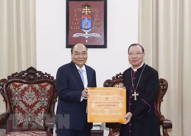 Chu tich nuoc chuc mung Giang sinh 2021 Toa Tong Giam muc Ha Noi hinh anh 1