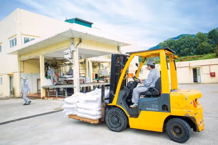 Hầu hết dây chuyền sản xuất của Công ty Công nghiệp hóa chất mỏ Việt Bắc đều được cơ giới hóa, tự động hóa.