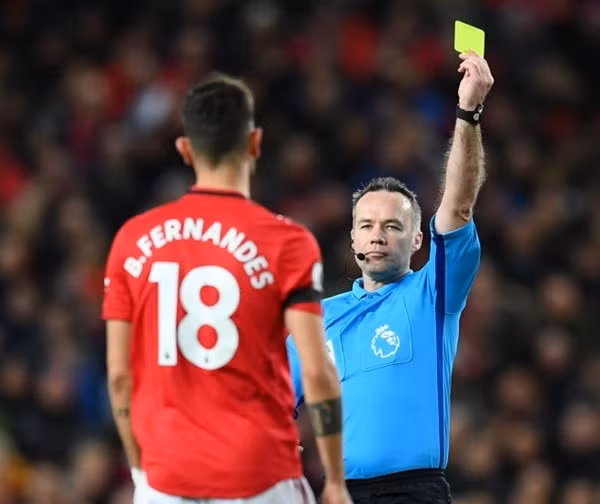 Bruno nhận thẻ vàng trong trận đấu với Newcastle.