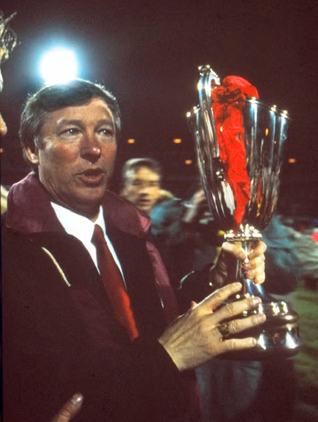 Định mệnh mở ra với Sir Alex khi ông đồng ý ngồi vào ghế nóng tại Man Utd vào năm 1986 khi 45 tuổi. Sau một vài năm đầu chông gai, HLV người Scotland đã hái được quả ngọt đầu tiên với chiếc cúp C2 (European Cup) cùng Quỷ đỏ vào năm 1991 khi đánh bại Barca 2-1 trong trận Chung kết.