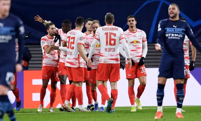 Man City mờ nhạt trong trận cầu thủ tục, sau khi đã sớm đi tiếp với ngôi đầu. Trong ảnh, Kyle Walker (phải) thất vọng trong lúc các cầu thủ RB Leipzig mừng bàn mở tỷ số hôm 7/12. Ảnh: PA