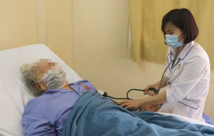 Bác sĩ Bệnh viện Việt Nam – Thụy Điển Uông Bí kiểm tra sức khỏe cho người bệnh trước khi xuất viện. Ảnh do Bệnh viện cung cấp