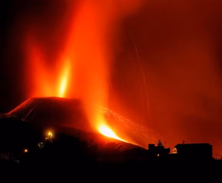 Dung nham và khói bốc lên sau khi núi lửa phun trào trên đảo Canary của La Palma, ở El Paso, Tây Ban Nha, ngày 25/9/2021.