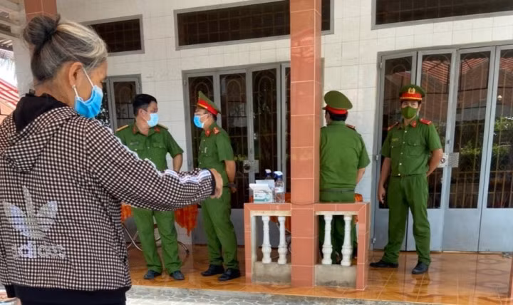 Đồng đội đến nhà cùng gia đình lo đám tang cho Trung tá Dương Minh Thuần. (Ảnh: Báo Long An)