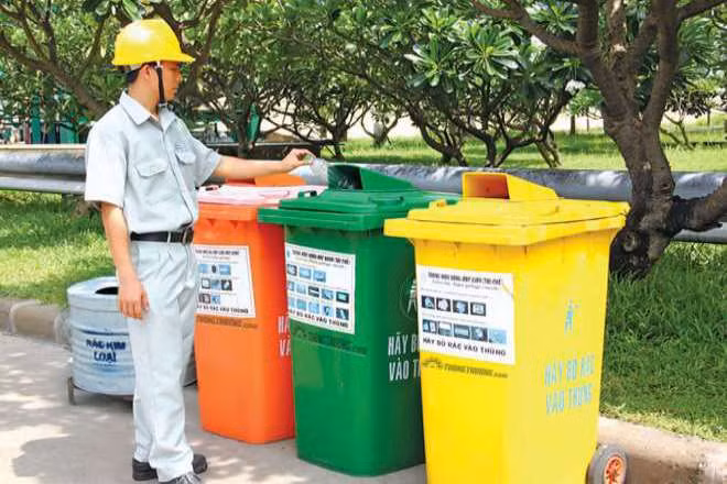 Hộ gia đình, cá nhân có trách nhiệm giảm thiểu, phân loại chất thải rắn sinh hoạt tại nguồn, thu gom và chuyển rác thải sinh hoạt đã được phân loại đến đúng nơi quy định