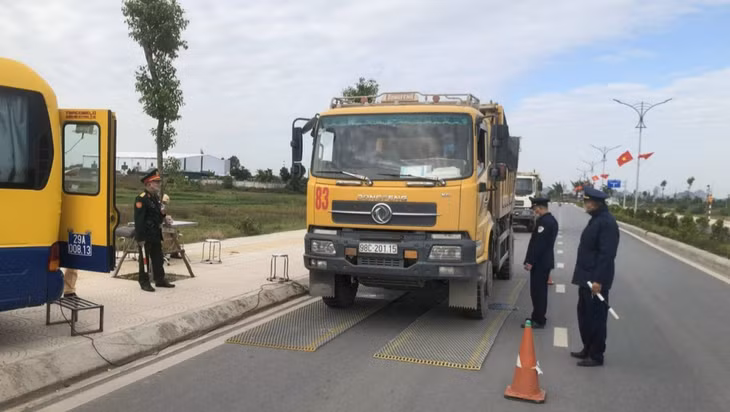 Lực lượng TTGT tăng cường kiểm soát tải trọng phương tiện trên các tuyến quốc lộ, tỉnh lộ.