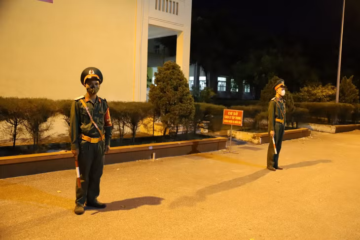Cán bộ, chiến sĩ Trung đoàn 244 (Bộ CHQS tỉnh) tham gia giữ gìn an ninh trật tự tại khu cách ly thuộc Trung tâm Hướng nghiệp& Giáo dục TX Đông Triều. Ảnh: Văn Đảm (CTV)