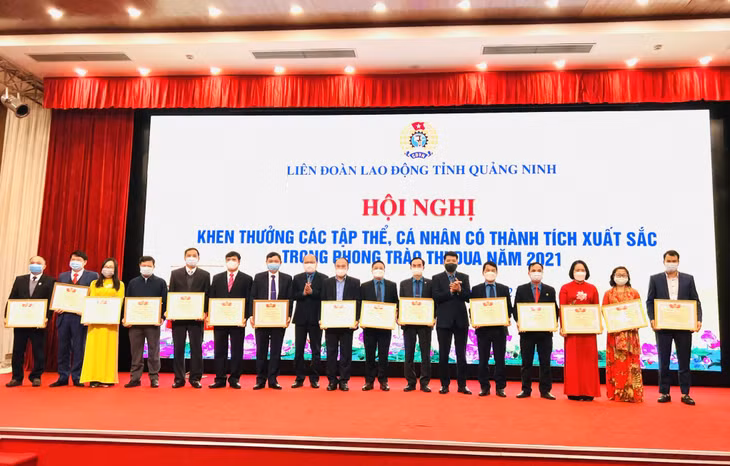 LĐLĐ tỉnh tặng bằng khen 