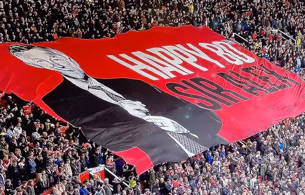 Hôm nay là sinh nhật lần thứ 80 của người đàn ông này và khán đài sân Old Trafford đã giăng một tấm băng rôn lớn để chúc mừng sinh nhật HLV vĩ đại nhất trong lịch sử Quỷ đỏ.