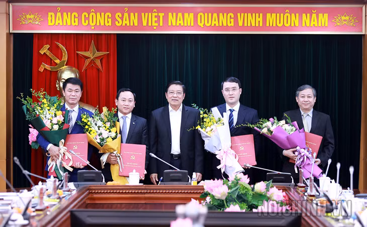 Đồng chí Phan Đình Trạc, Ủy viên Bộ Chính trị, Bí thư Trung ương Đảng, Trưởng Ban Nội chính Trung ương trao quyết định và chúc mừng các cán bộ được bổ nhiệm.