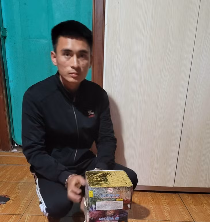 Nguyễn Văn Thà bị bắt giữ quả tang cùng số pháo nổ ngay trên thuyền giữa sông Hồng.