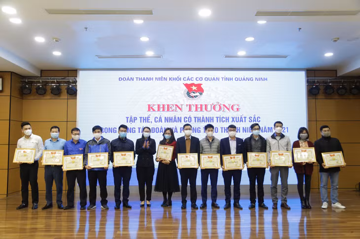 Nhiều tập thể, cá nhân có thành tích xuất sắc trong công tác Đoàn và phong trào thanh niên năm 2021 đã được nhận giấy khen của Ban Chấp hành Đoàn Khối.