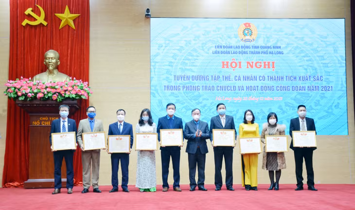 Lãnh đạo LĐLĐ TP Hạ Long trao tặng bằng khen của LĐLĐ tỉnh cho các tập thể, cá nhân có thành tích xuất sắc trong phong trào 