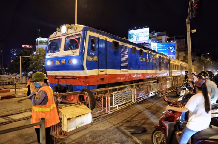 Phó Thủ tướng Lê Văn Thành không đồng ý nhập khẩu và khai thác 37 toa xe tự hành DMU đã qua sử dụng của Nhật Bản. Ảnh: TTXVN