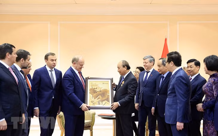 Chủ tịch Đảng Cộng sản Liên bang Nga Ziuganov tặng Chủ tịch nước Nguyễn Xuân Phúc quà lưu niệm. (Ảnh: TTXVN)