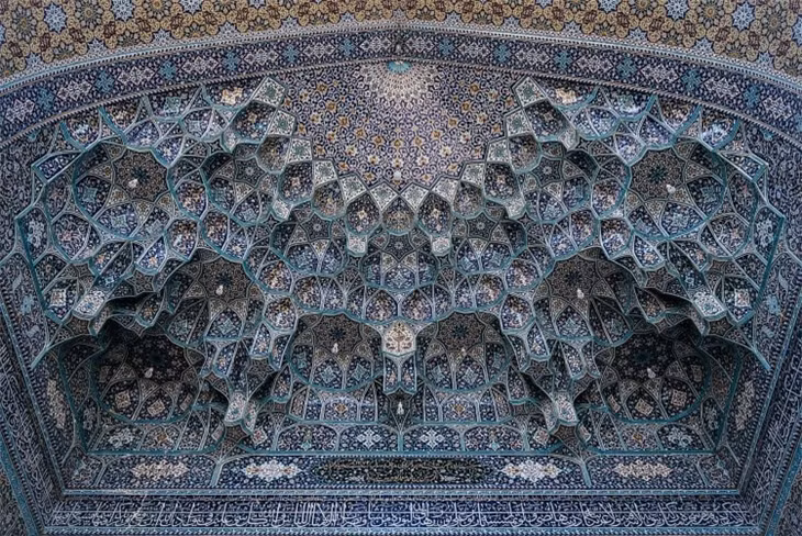 Đền thờ Fatima Masumeh ở Qom là một trong những địa điểm tôn giáo quan trọng nhất ở Iran. Ngôi đền được xây dựng trên ngôi mộ của Fatima - người đã chết vào thế kỷ thứ 9 nhưng đã được tôn tạo và thay đổi qua nhiều thế kỷ.