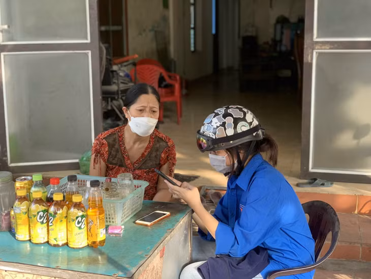 ĐVTN TP Hạ Long hướng dẫn người dân cài đặt, sử dụng các ứng dụng phòng chống dịch.