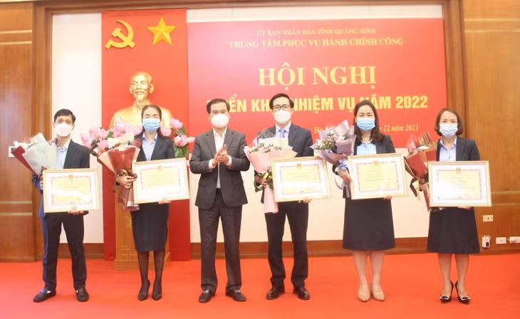 Đồng chí Bùi Văn Khắng, Phó Chủ tịch UBND tỉnh trao bằng khen của UBND tỉnh cho các cá nhân, tập thể có thành tích xuất sắc trong năm 2021.