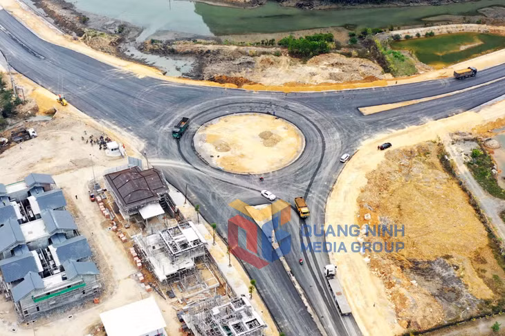 Thi công nút giao với đường nối QL18 (3-2021). Ảnh: Đỗ Phương
