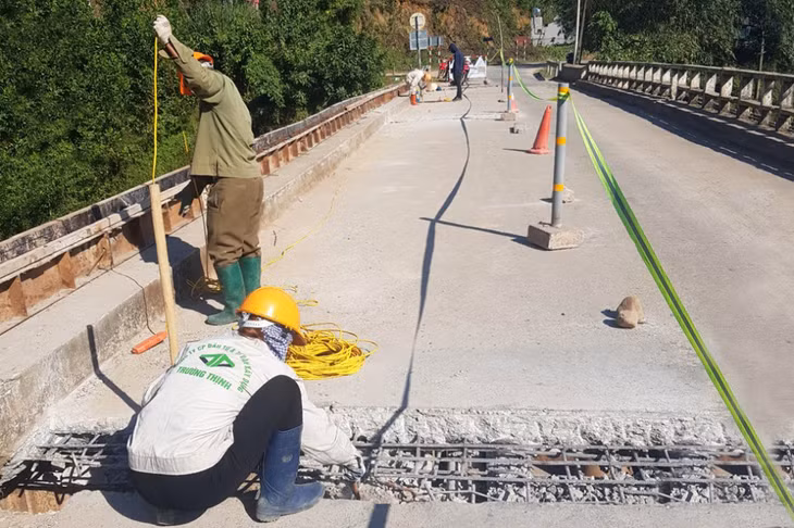 Ban Quản lý dự án vốn sự nghiệp giao thông triển khai sửa chữa khe co giãn cầu Khe Hố, tỉnh lộ 330.