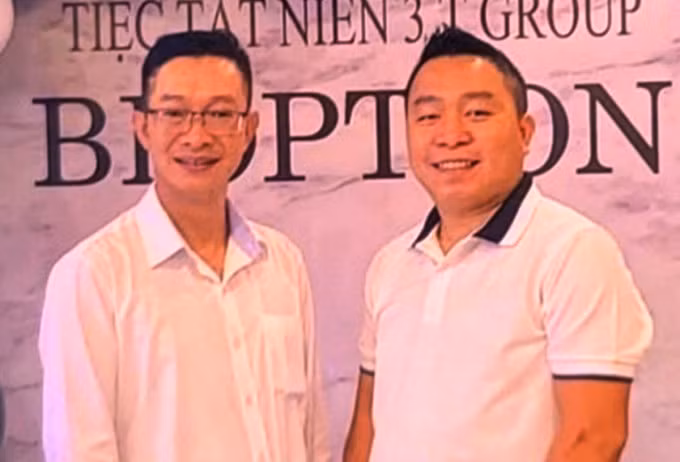 Trần Minh Tuấn (phải) và chuyên gia đọc lệnh Trí Phạm. Ảnh: Nhật Vy