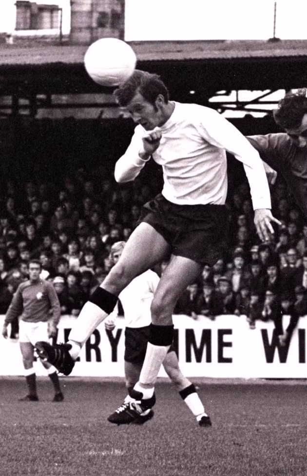 Vào cuối sự nghiệp, Sir Alex chuyển sang chơi cho Falkirk, đội bóng thuộc thị trấn nhỏ của Scotland.