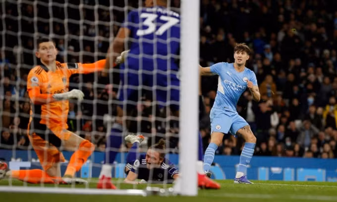 Stones trong pha làm bàn nâng tỷ số lên 6-0 cho Man City. Ảnh: Reuters