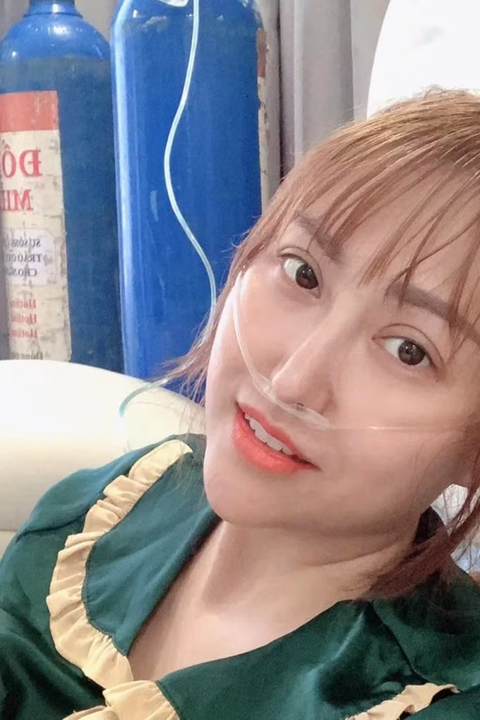 Phi Thanh Vân được hỗ trợ điều trị Covid-19 với bình oxy lắp đặt tại nhà. Ảnh: Nhân vật cung cấp