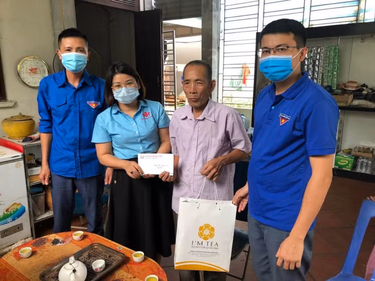 Chị Bùi Thị Thu Hương trao tặng quà cho người có công tại TP Hạ Long.