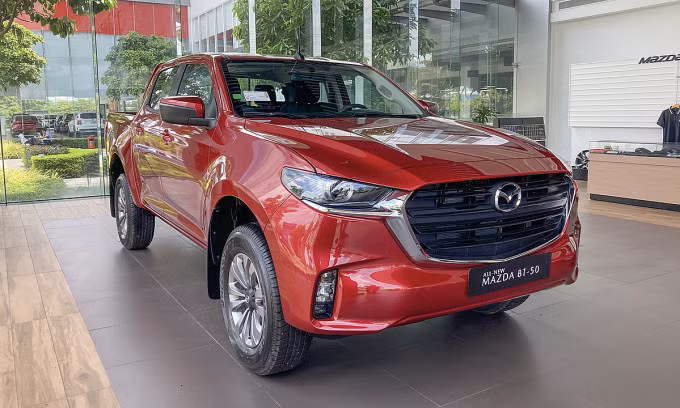 Bán tải BT-50 nhập khẩu Thái Lan tại showroom của hãng ở quận Bình Tân, TP HCM.