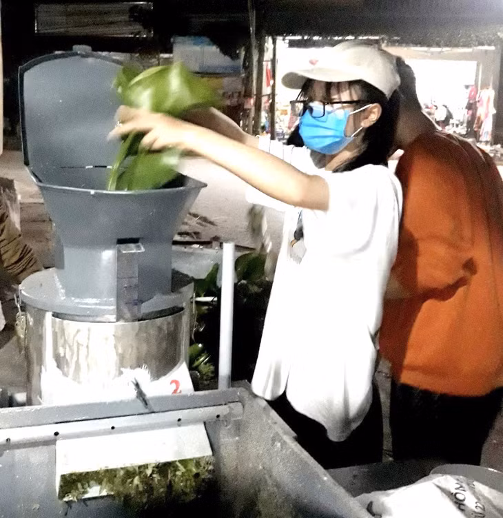 Máy sản xuất thức ăn sinh học của Đinh Thị Thanh Tâm, Đinh Đức Nghĩa, học sinh lớp 12A8, Trường THPT Bạch Đằng (TX Quảng Yên).
