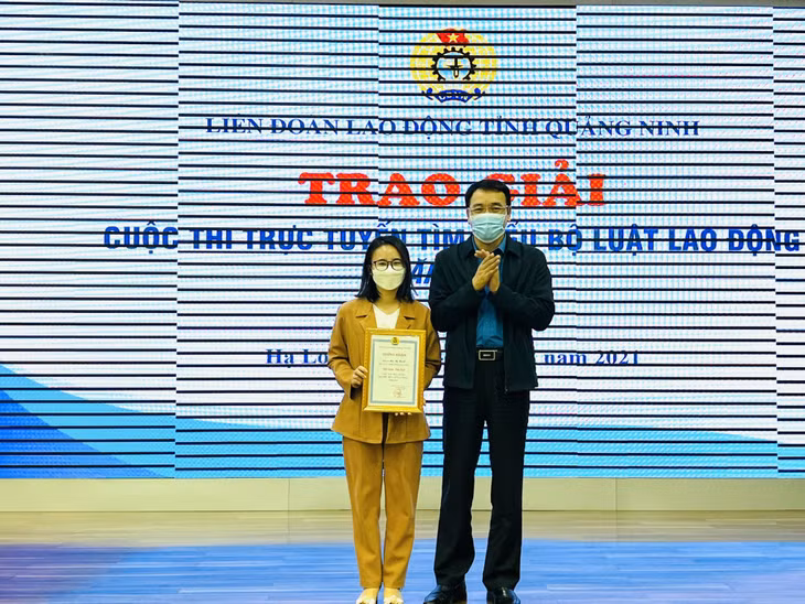 Đồng chí Tô Xuân Thao, Chủ tịch LĐLĐ tỉnh trao giải đặc biệt cho đoàn viên Mạc Mỹ Hạnh, Cục Thuế tỉnh Quảng Ninh.