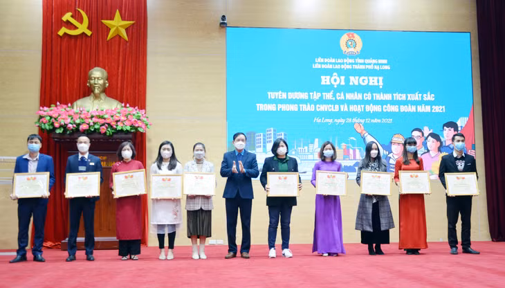 Lãnh đạo LĐLĐ TP Hạ Long trao tặng giấy khen cho các tập thể, cá nhân có thành tích xuất sắc trong phong trào thi đua lao động giỏi và xây dựng tổ chức Công đoàn vững mạnh năm 2021.